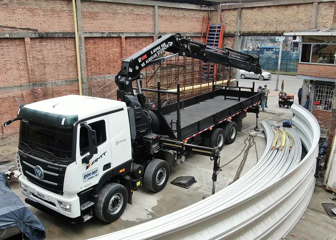 camion grua preparado para realizar el izaje de una cubierta autoportante