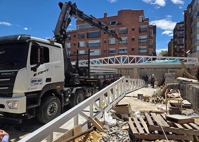 camion grua realizando el izaje de una estructura metálica para una cubierta standing seam
