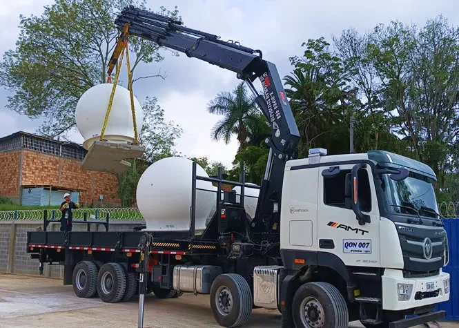 camión grúa haciendo descargando material transportado