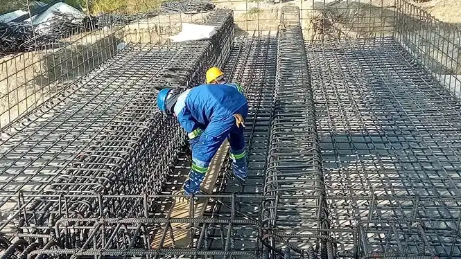 trabajadores realizando la cimentacion de una subestacion electrica