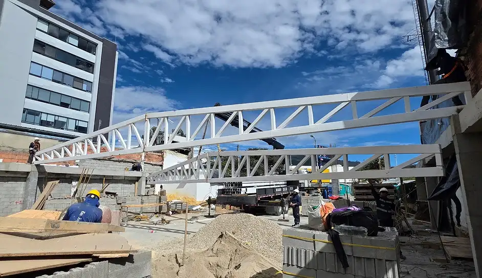 izaje y montaje de una estructura metálica para cubierta Standing Seam