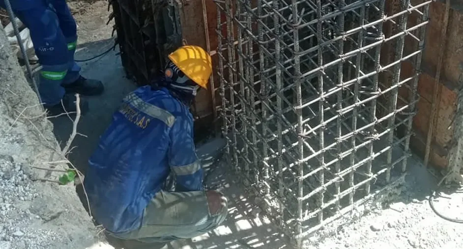 trabajador construyendo una estructura en concreto reforzado